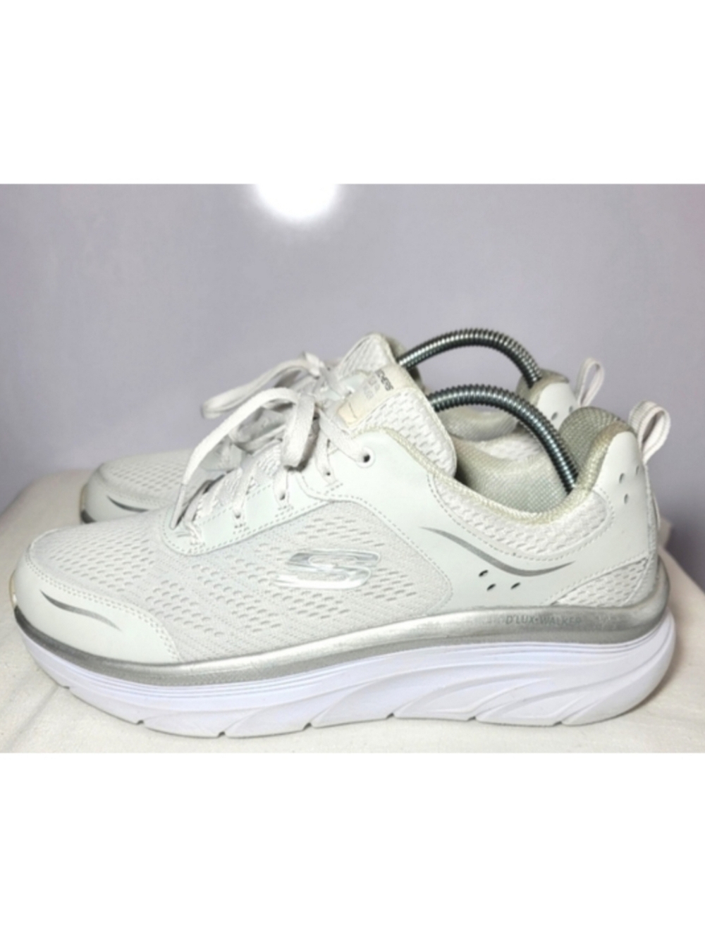 Skechers Women's Size 11 D Lux  Walker sneakers.